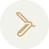 Klassisk barbering med kniv og varmt håndklæde - SHAVING THE BEARD hos J.M. Barber